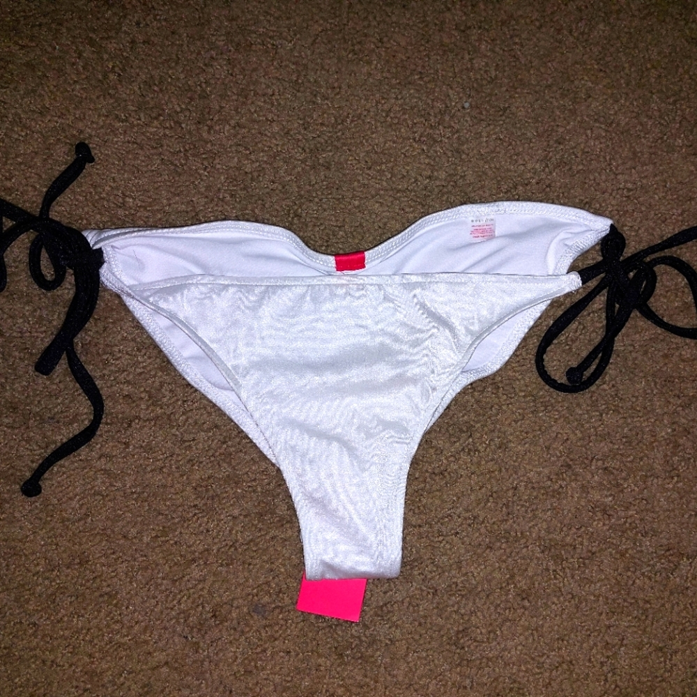 Doll White and Black Classic Scrunch Bikini Bottom NWT